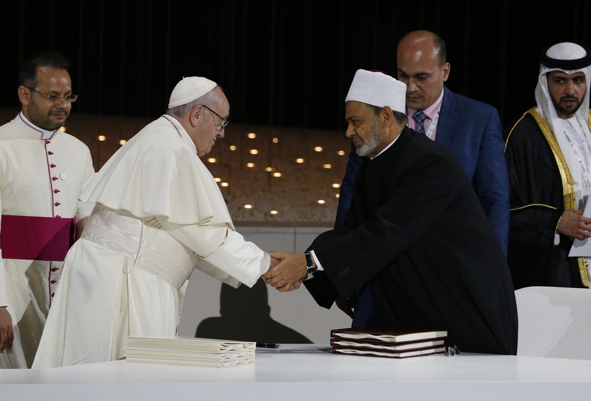 Pope Francis shakes hands with Sheik Ahmad el-Tayeb