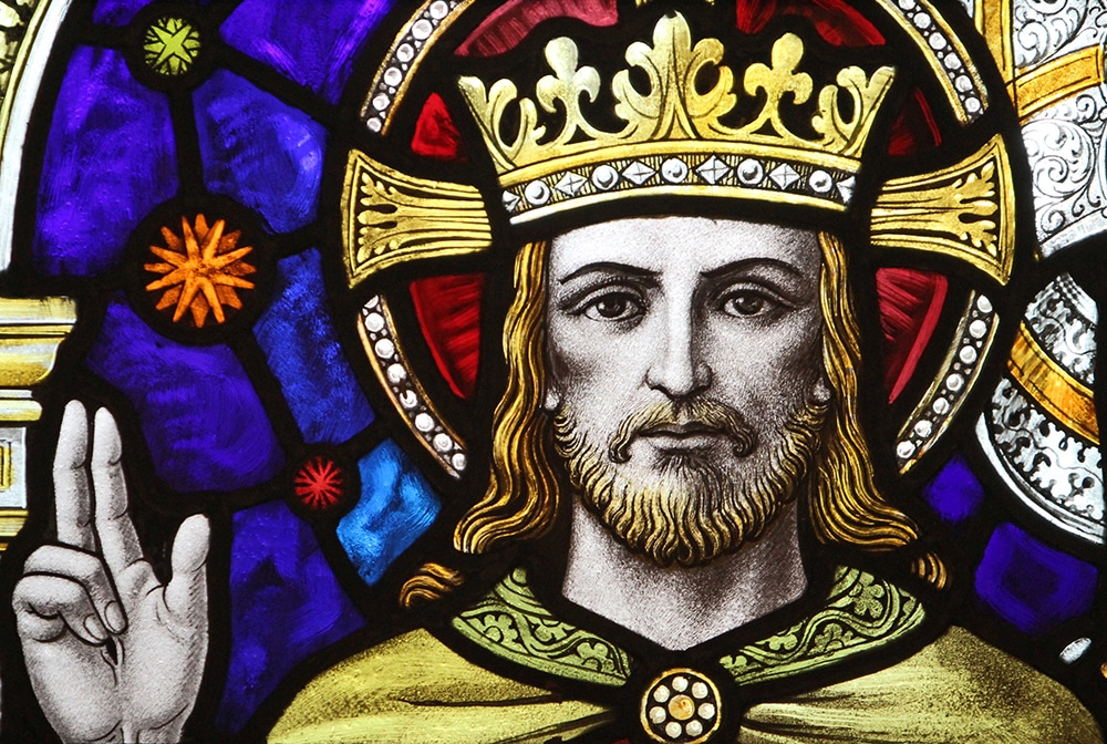 WINDOW DEPICTS CHRIST WITH CROWN