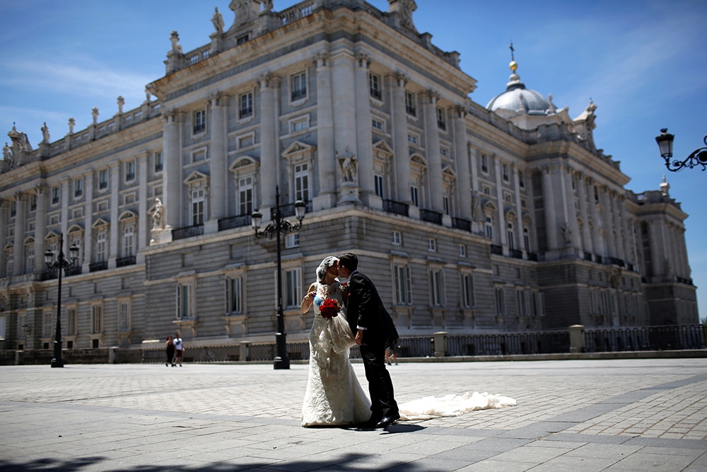 NEWLY MARRIED COUPLE SPAIN