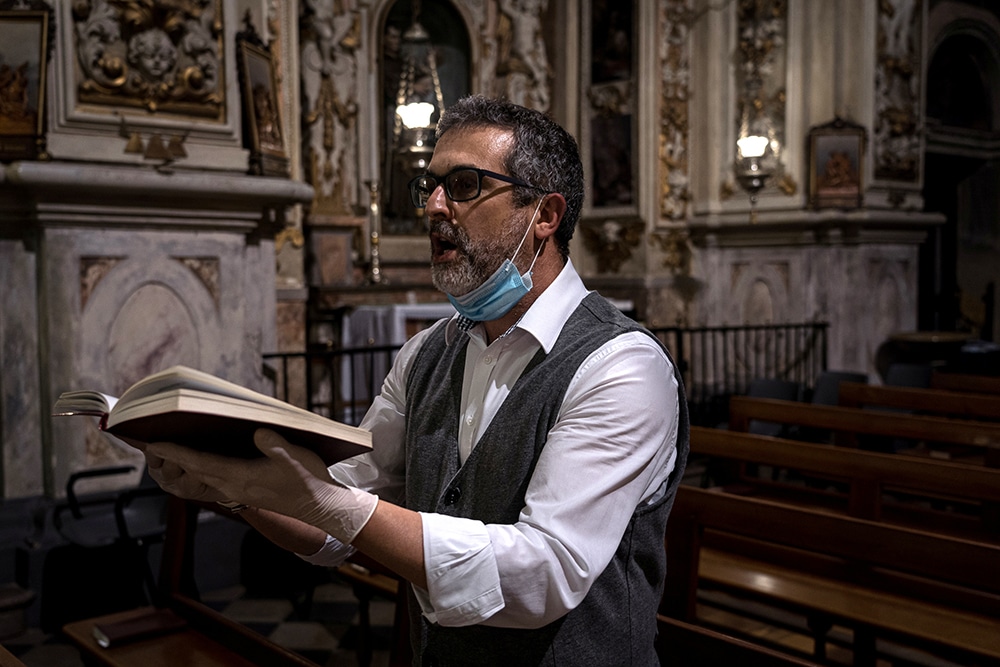 CHOIR SINGER MASS EMPTY CHURCH ITALY