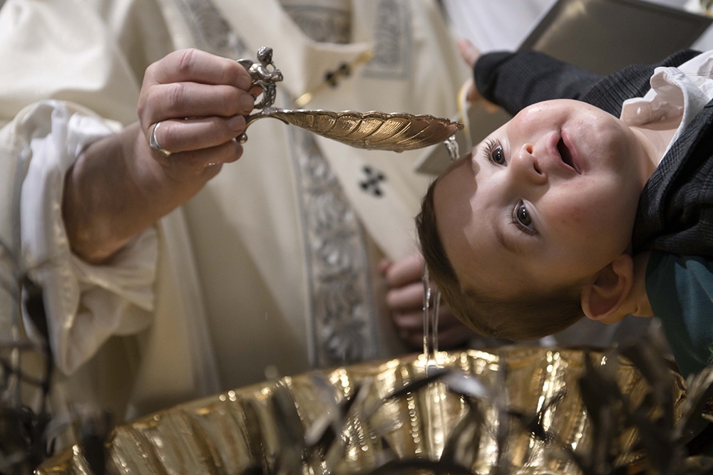 FILE PHOTO POPE FRANCIS BAPTIZES BABY VATICAN