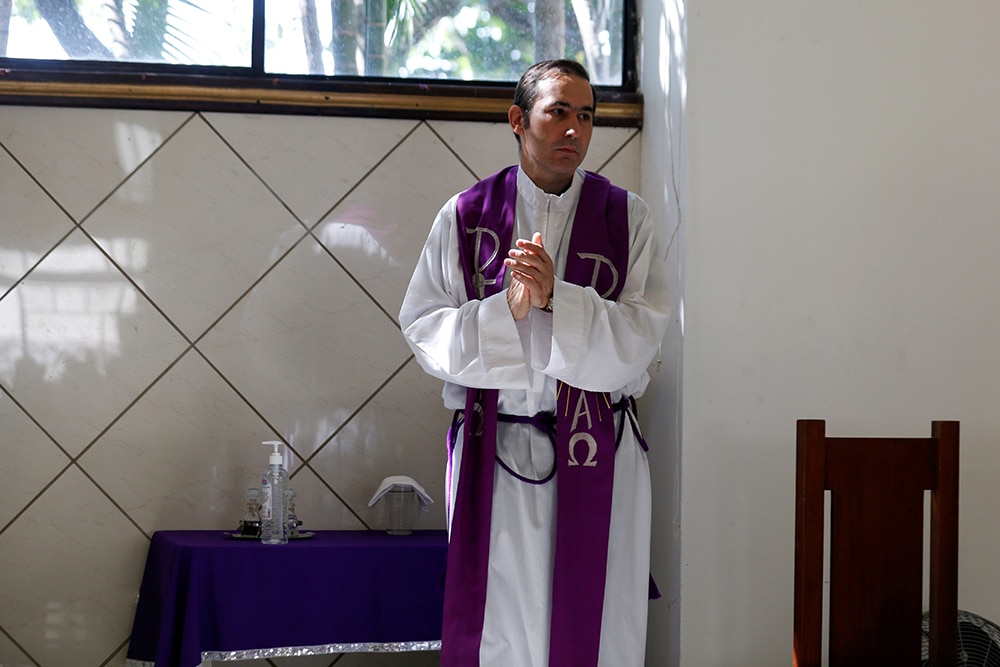 PRIEST SANITIZE COVID-19 EL SALVADOR
