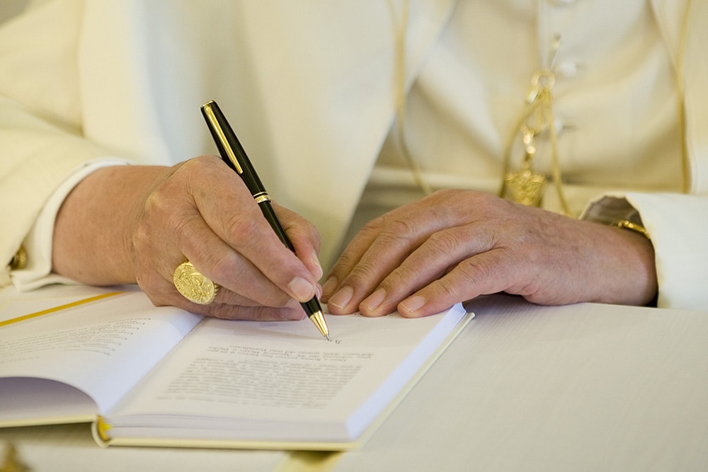 POPE SIGNS ENCYCLICAL 'CARITAS IN VERITATE'