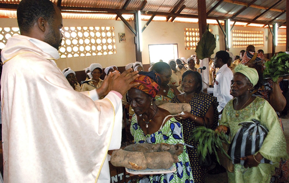 PRIEST OFFERTORY CAMEROON MASS