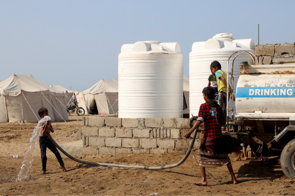 WOMAN WATER CAMP YEMEN