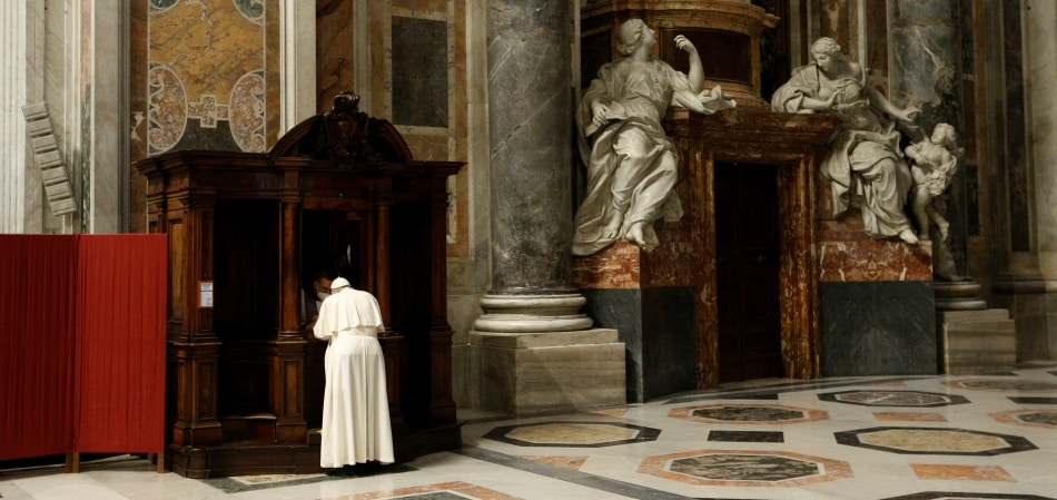 Pope Francis goes to confession