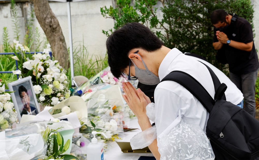 MOURNERS PRAY FORMER JAPANESE PRIME MINISTER