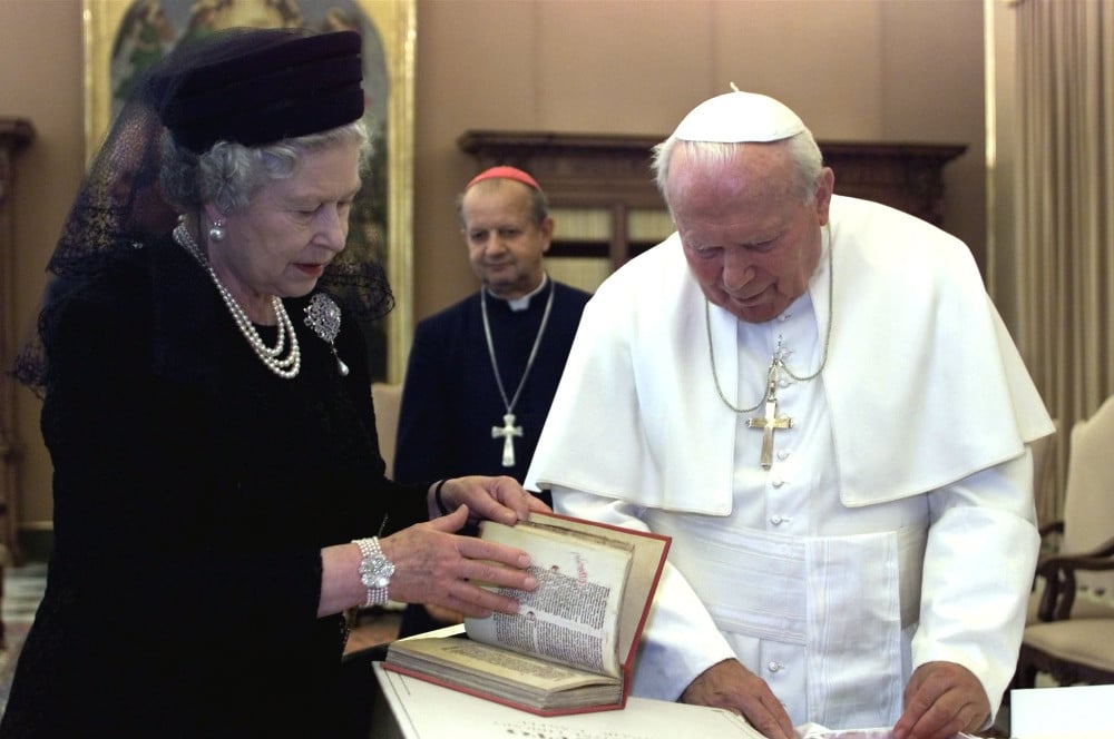 POPE JOHN PAUL II BRITAIN'S QUEEN ELIZABETH II