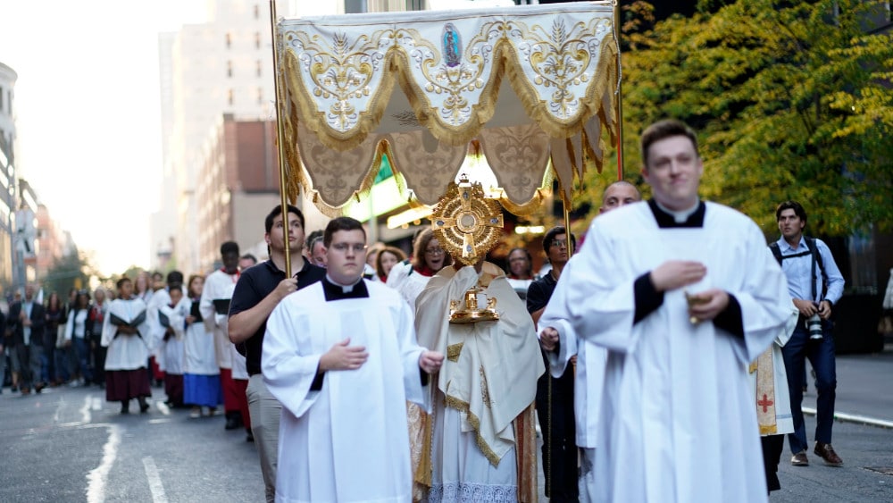 Eucharistic procession takes Christ, his Gospel through Manhattan's streets