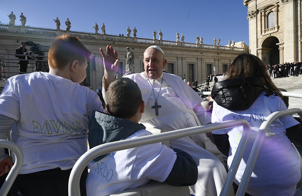 POPE AUDIENCE APOSTLE SERVICE