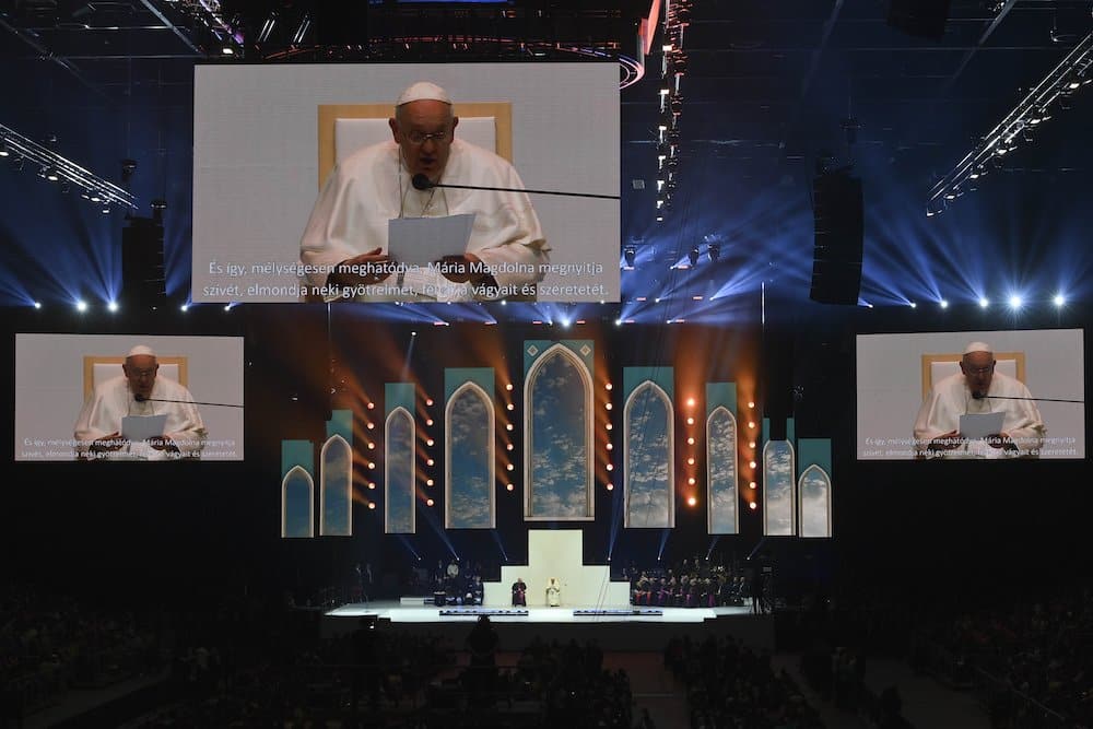 POPE FRANCIS WITH HUNGARIAN YOUTHS