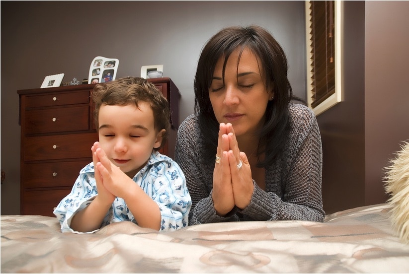 mom child prays