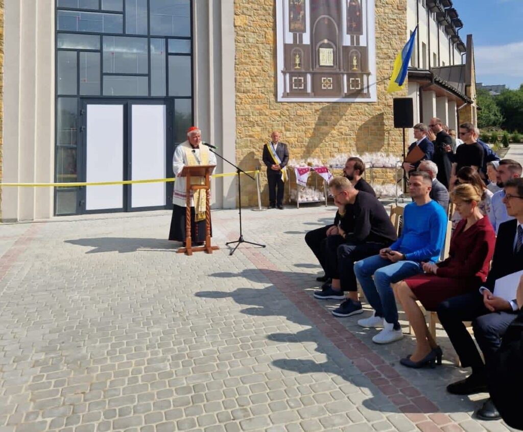 Papal almoner opens shelter in Lviv for women and children