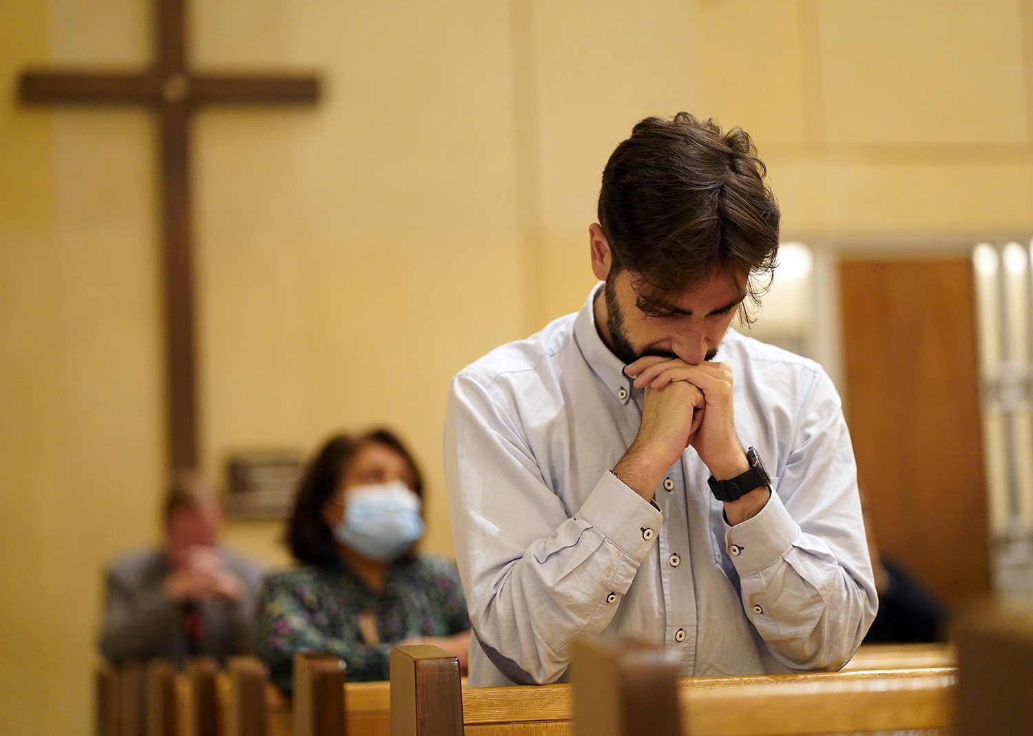 PRAYING DURING MASS NEW YORK CATHOLIC CHURCH