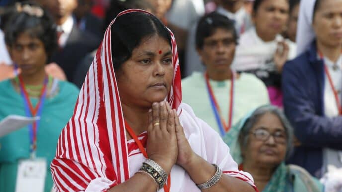 WOMAN PRAYS BANGLADESH PAPAL VISIT